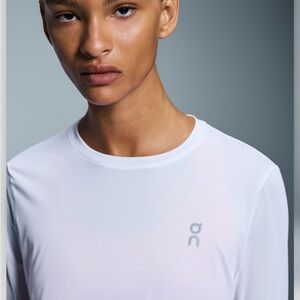 On Run  On cloud Women's White Core Long T Performance Top M